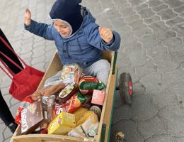 Paul-Meyle-Schule Kind im Bollerwagen