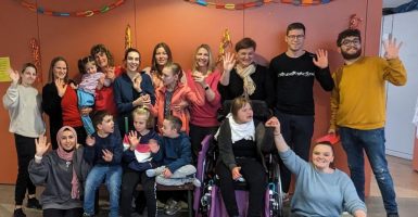 Paul-Meyle-Schule Gruppe mit Betreuer*innen und Kindern