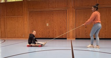 Paul-Meyle-Schule Kind und Betreuerin in Sporthalle