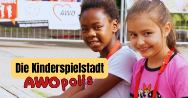 Kinderspielstadt 2 Mädchen lächeln in Kamera
