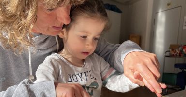 Paul-Meyle-Schule Betreuerin und Kind