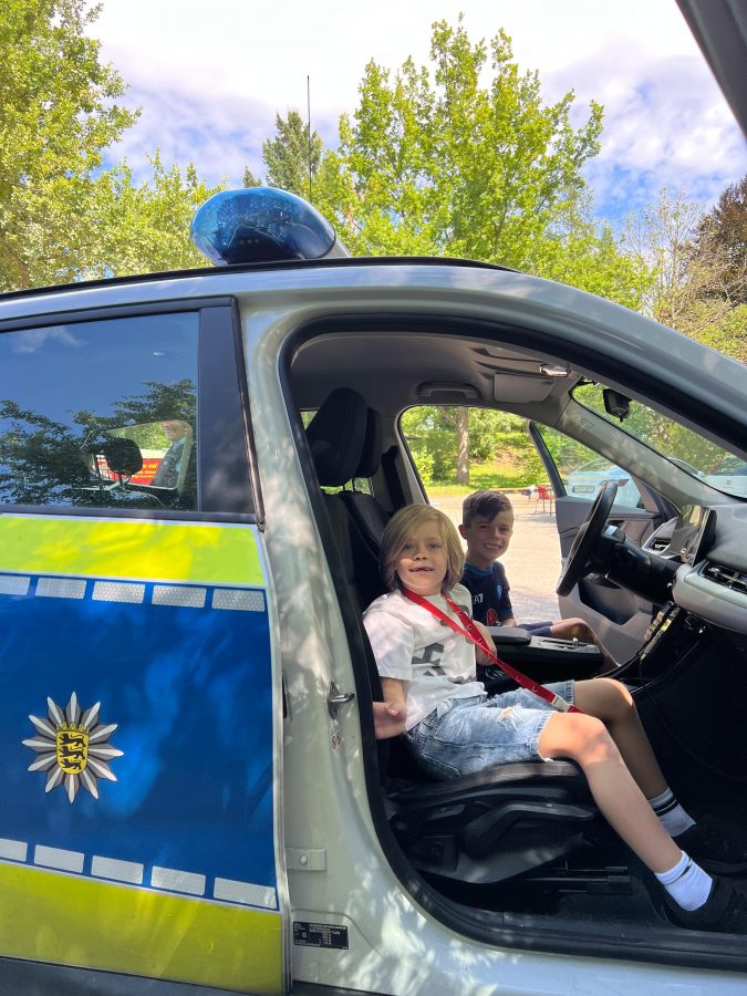 Kinderspielstadt - zwei Jungs im Polizeiauto