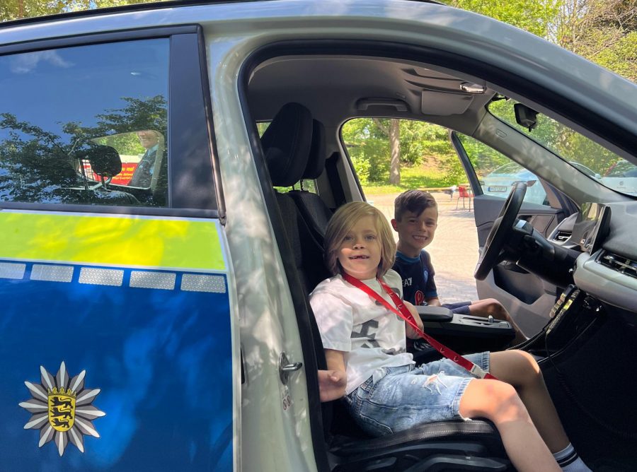 Kinderspielstadt - zwei Jungs im Polizeiauto