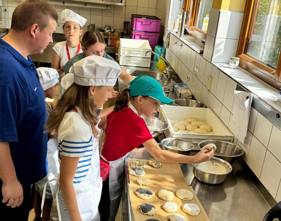 Kinder backen Brezeln