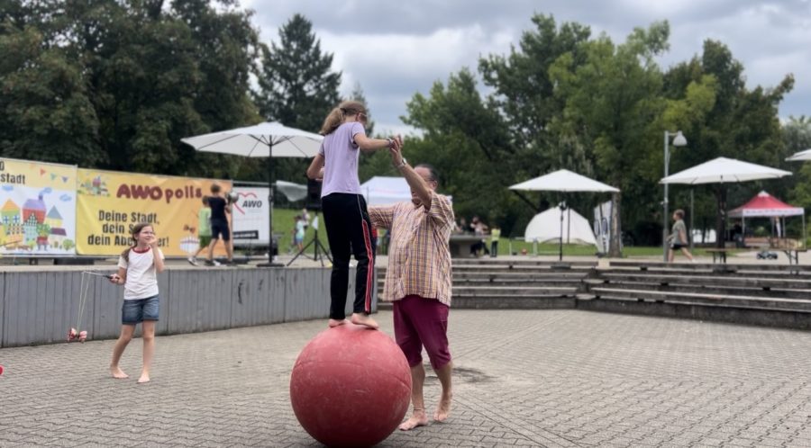 Kind läuft auf Ball