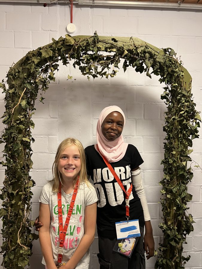 Zwei Mädchen unter Kranz